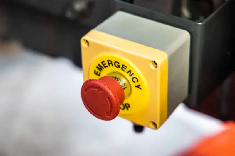 Application du bouton d'arrêt d'urgence